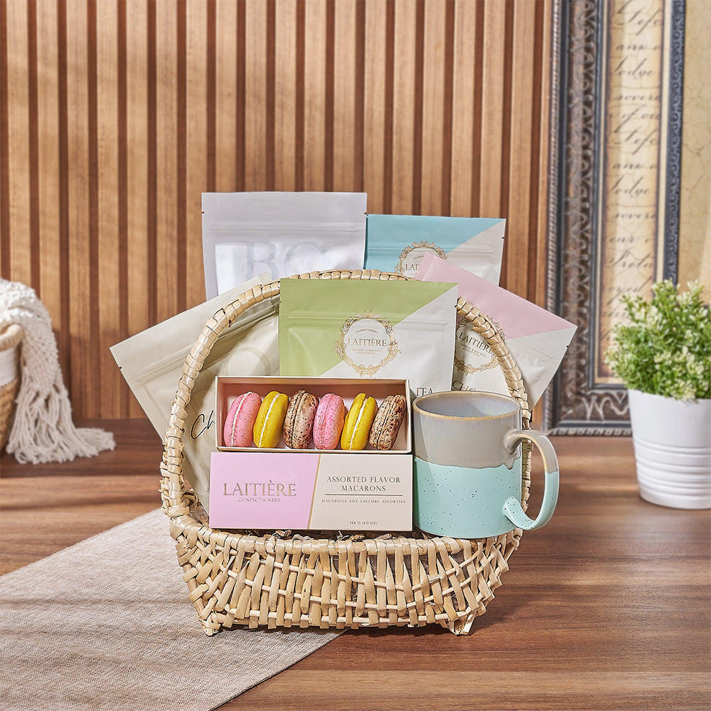 Artisan Gourmet Gift Basket with Macarons and Cookies – how the gift is presented