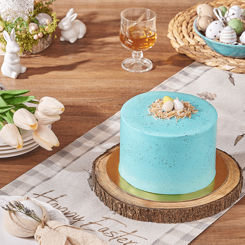 Vanilla Easter Cake with Candy Eggs – how the gift is presented
