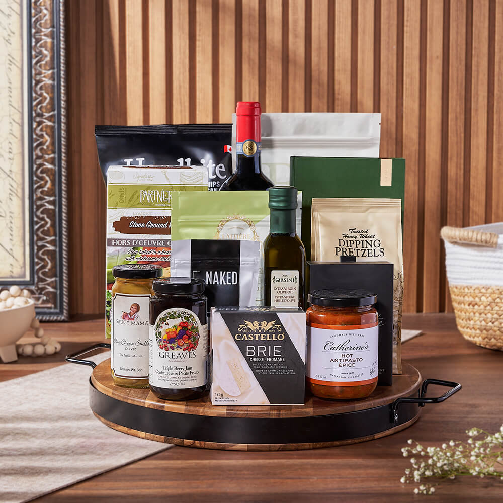 Wine Basket with Brie and Sweets – how the gift is presented