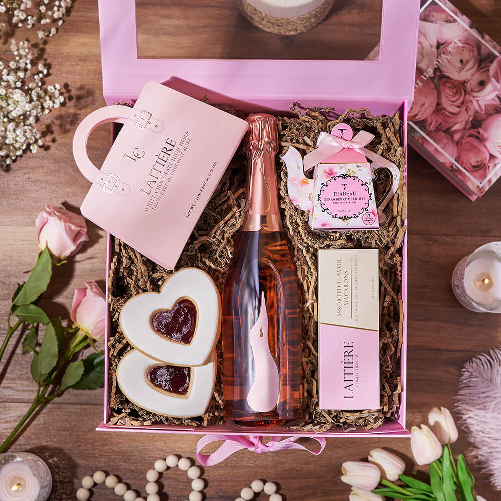 Sparkling Wine Gift Box with Strawberry Tea and White Chocolate High Heels – how the gift is presented