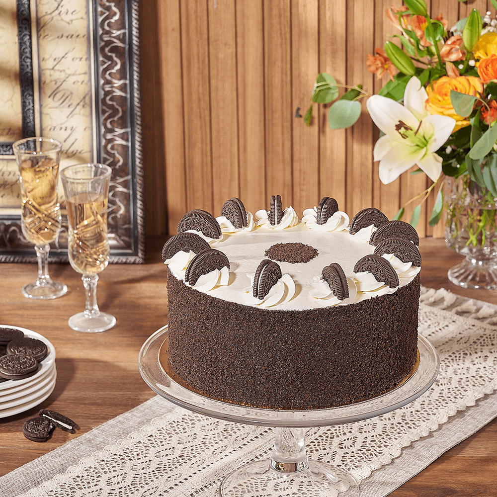 Chocolate Layer Cake Decorated with Oreos – how the gift is presented