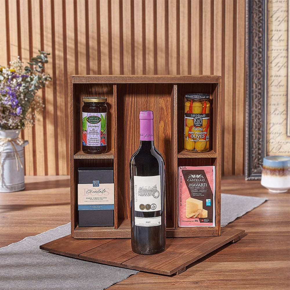 Housewarming Kosher Wine Gift with Cheese and Dark Chocolate – how the gift is presented
