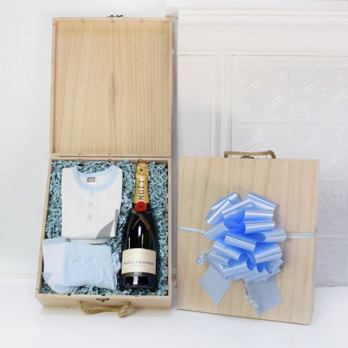 Champagne Gift Box for Baby Boy – how the gift is presented