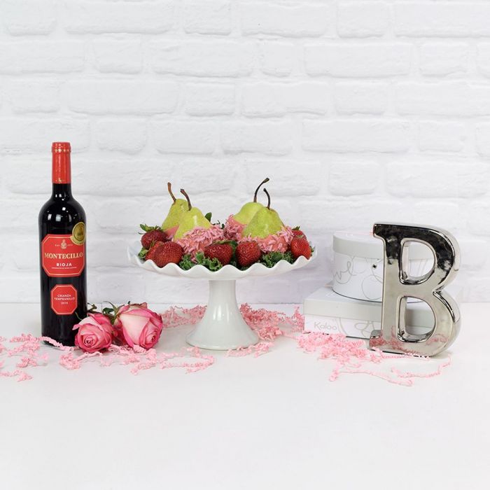 Wine Basket with Fresh Strawberries – how the gift is presented