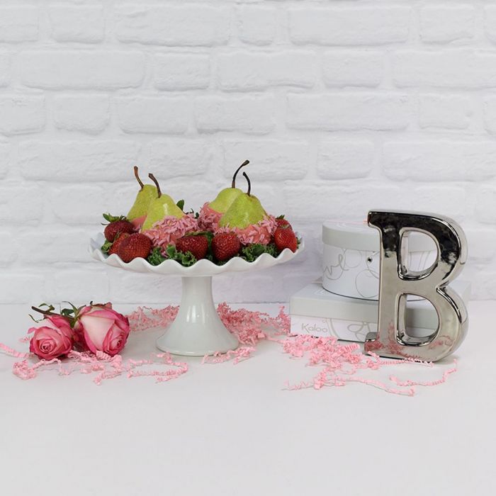 Strawberry and Chocolate Pear Basket – how the gift is presented